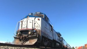 Проезд двухэтажного пассажирского скоростного поезда в США транспорт Северна Америка