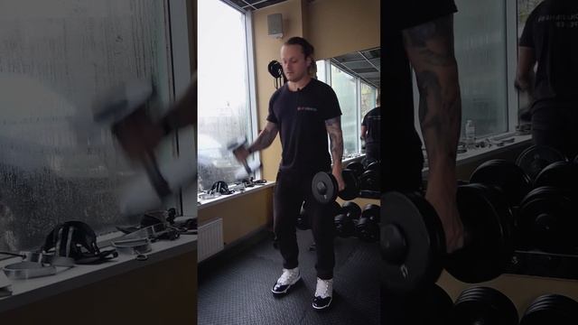 Супинированные сгибания в предплечья в локтевом суставе с гантелями