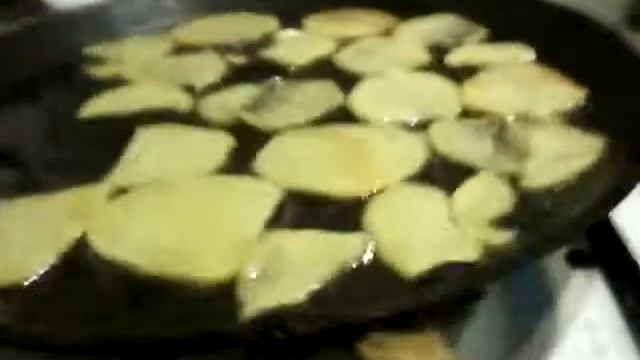 Очень вкусные чипсы! Из кортофеля, на сковородке. смотреть онлайн