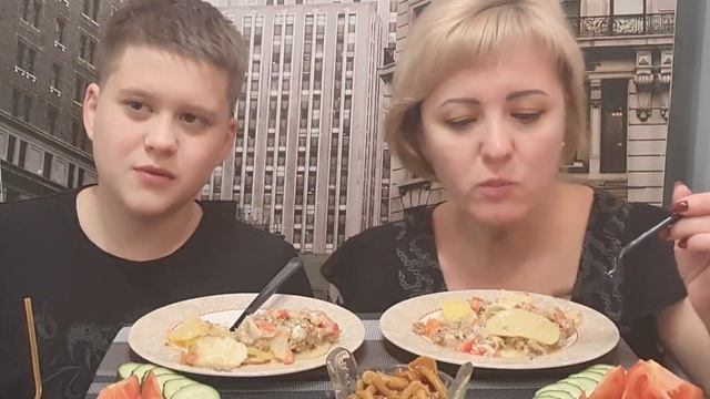 МУКБАНГ ЗАПЕКАНКА КАРТОФЕЛЬНАЯ  КОТ НАС? КОНТРОЛИРУЮТ #mukbang #семья #eating #мукбанг #eatingsound