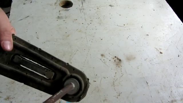 Заменили нижнюю опору двигателя на Лада Ларгус.Удары в ручку КПП остались. смотреть онлайн