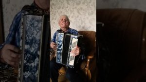 Виктор Данилович Ломакин. Песня «Узенький проулочек». Игра на баяне.