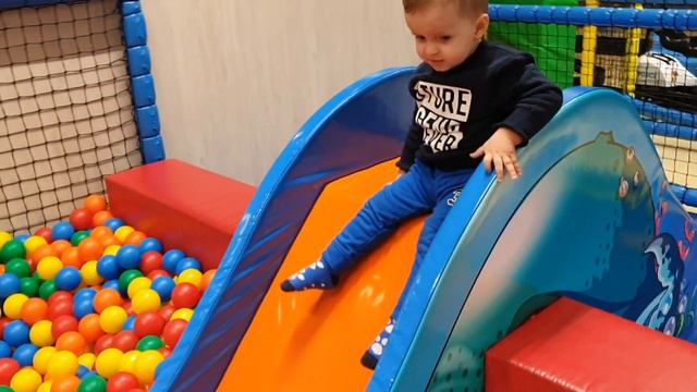 Mela Dhe Meldi Duke Luajtur Te Shpija E Lodrave - Mela And Meldi Playing In The Toy House