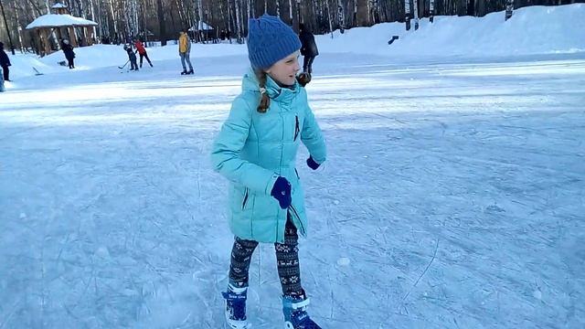 Катание на катке, погода солнечная, весенняя и очень тёплая в Перми! смотреть онлайн