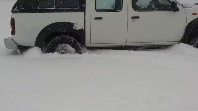 Nissan Navara 2.5 dci d22 4x4 snow drive winter смотреть онлайн