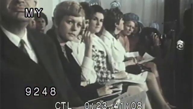 Twiggy in a Fashion Show, 1960's смотреть онлайн