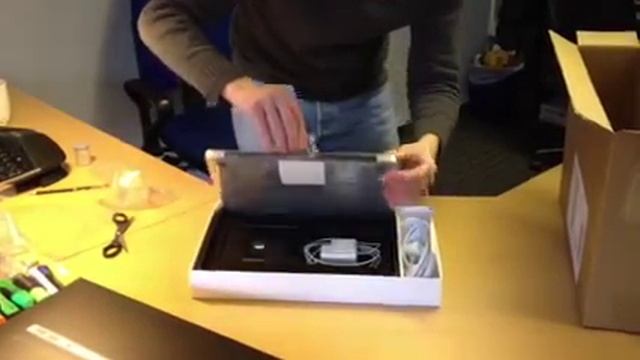 Unpacking MacBook Air смотреть онлайн