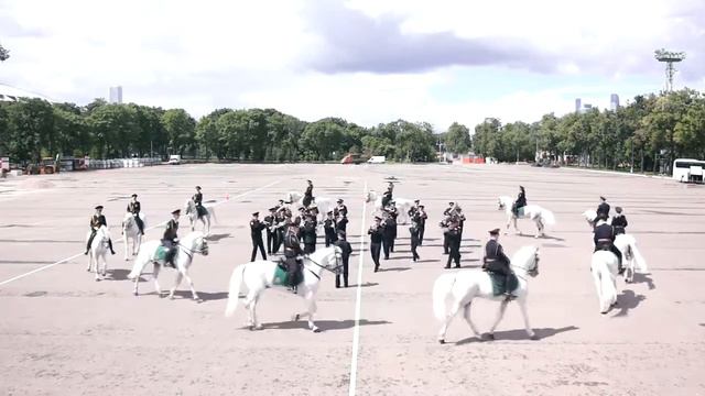 оркестр с лошадьми смотреть онлайн