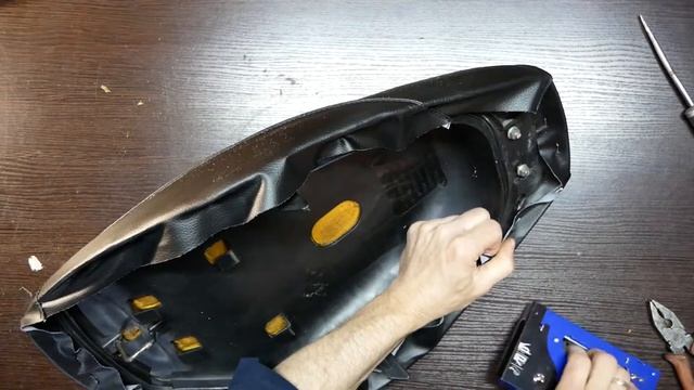 Перетяжка сиденья СКУТЕР Honda Yamaha Suzuki СВОИМИ РУКАМИ! смотреть онлайн