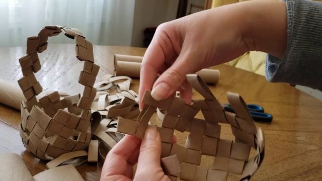 Weaving a Small Basket (With a Handle) Out of Paper Towel and Toilet Paper Rolls! No Glue!! смотреть онлайн
