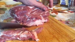 Режу свиную шею на шашлык