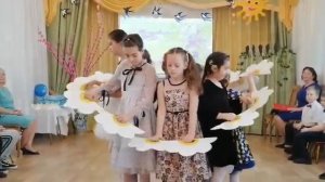 "Танец цветов", девочки начальной школы.