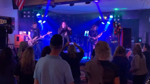 Live cover of Bob Daisley's I Don't Know bass line. смотреть онлайн