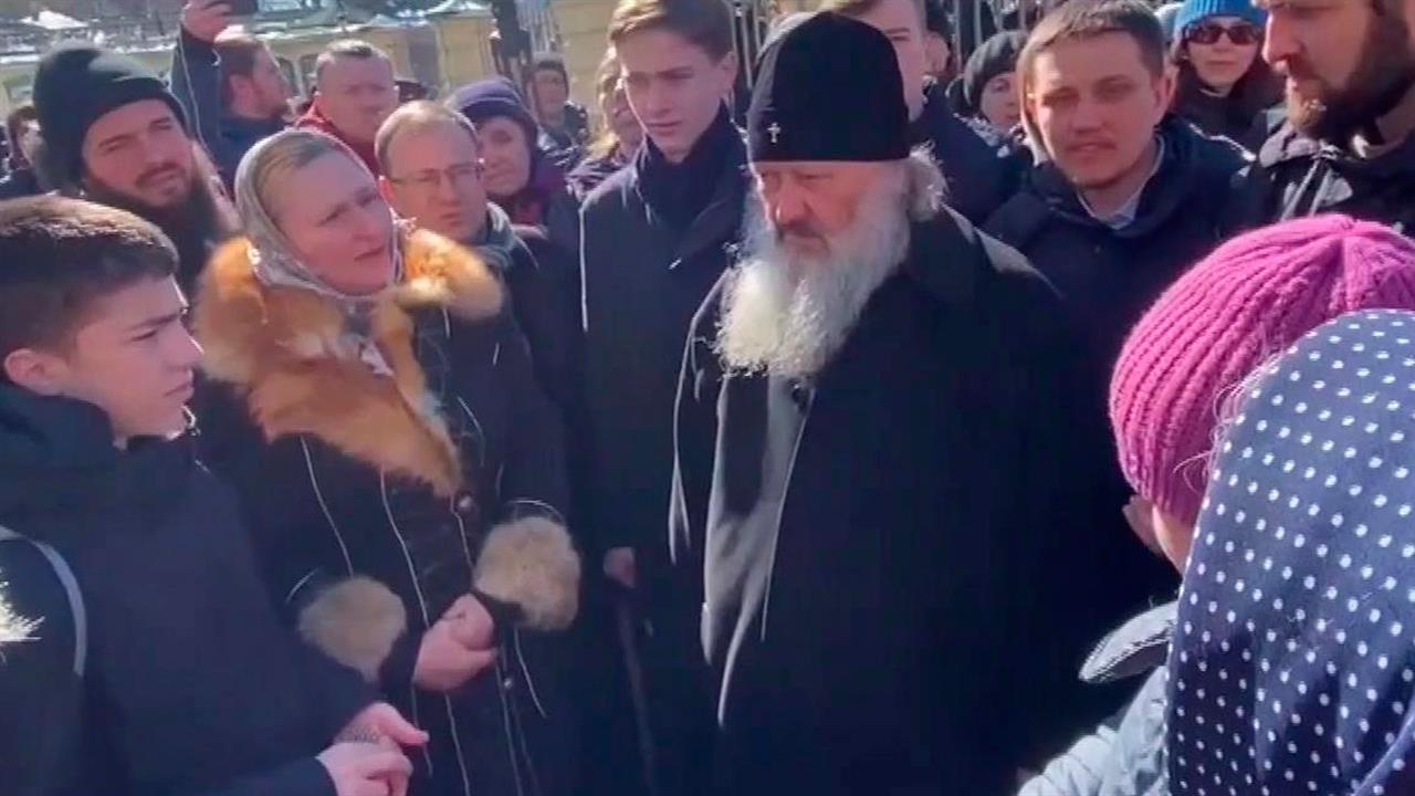 Верующие преградили путь ревизорам, которые приехали в Киево-Печерскую лавру выселять монахов