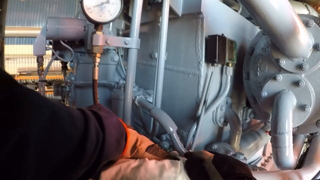 ПОДГОТОВКА К ЗАПУСКУ ТЕПЛОВОЗНОГО ДВИГАТЕЛЯ ПОСЛЕ РЕМОНТА! Прокачка масла. смотреть онлайн