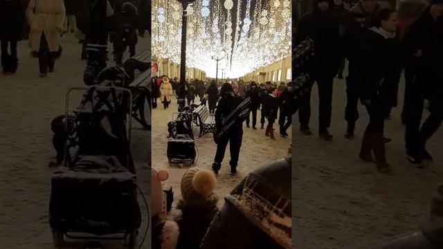 На Никольской парень классно играет смотреть онлайн