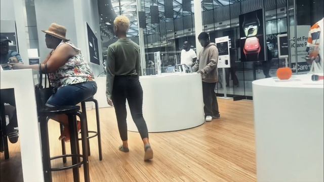 Setting alarms in the iStore. ? ?(Crazy!!)?? смотреть онлайн