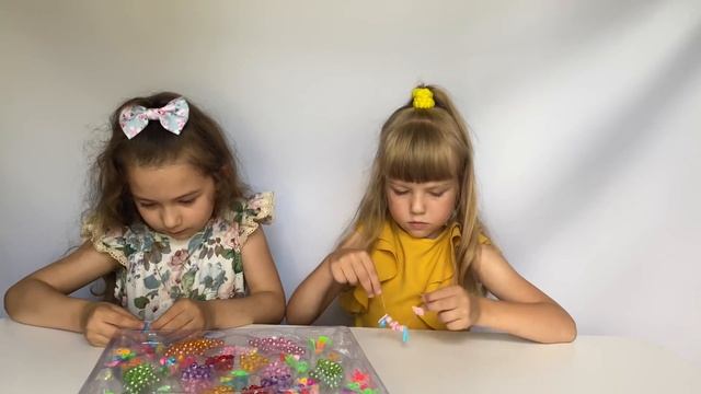 Лиза и Ева делают браслетики смотреть онлайн