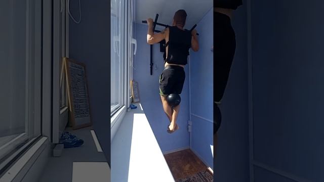 18 подтягиваний с гирей 24.5 кг. Подготовка к личному рекорду. Pullups. смотреть онлайн