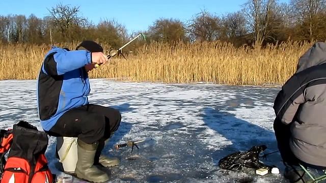 Зимняя ловля плотвы на городском озере Поплавок и чудесный вечер смотреть онлайн