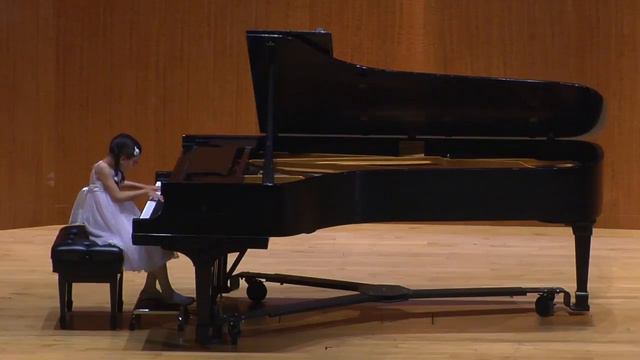 Coco Connor Performs Ibert's "The Little White Donkey" смотреть онлайн