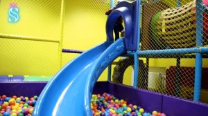 Эмма и Тима празднуют ДЕНЬ РОЖДЕНИЯ ? в развлекательном центре ??