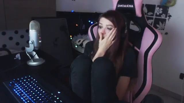 СТРИМЕРША КАРИНА УМЕРЛА ПОВЕСИЛАСЬ ПРЯМО НА СТРИМЕ ПОЛНАЯ ЗАПИСЬ смотреть онлайн