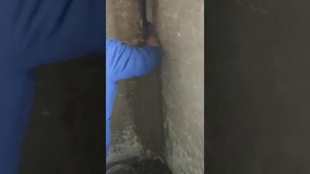 Из города в село. Бабушка учит замазывать щели в саманном доме. смотреть онлайн