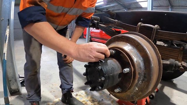 How to Loosen Stuck Wheel Nuts on a Truck | ft. LH and RH threads смотреть онлайн