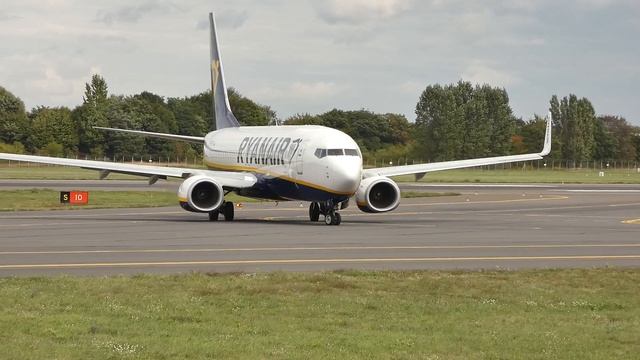 Boeing 737-800, Ryanair taxiing at Poznań Airport! смотреть онлайн