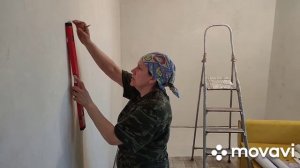 вертикаль по уровню для первого полотна обоев