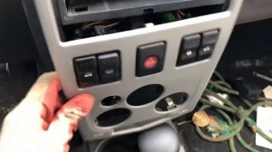 Как снять центральную консоль на Renault Logan