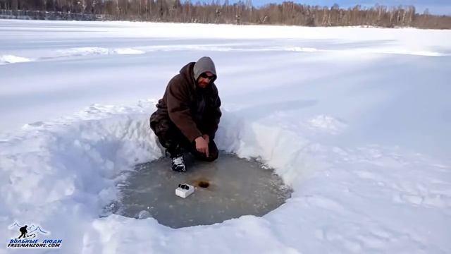 ЗИМНЯЯ РЫБАЛКА. ЛОВЛЯ ЛЕЩА ЗИМОЙ НА КУКУРУЗУ "ЧАСАМИ" И ФОНАРИКОМ - метод дедыной свечки. Выживание смотреть онлайн