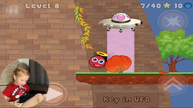 Алиса учится играть на планшете в игру RED HAT BALL.Играть не так уж и просто!!! смотреть онлайн