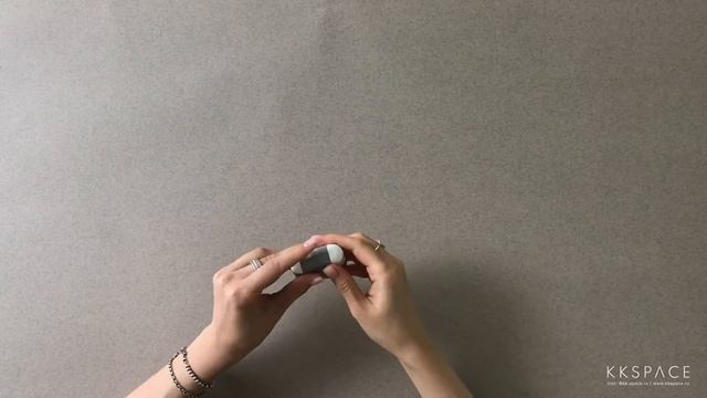 Нанесение виниловой наклейки KKSPACE на AirPods смотреть онлайн