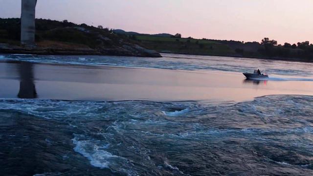 Течение Salstraumen, Норвегия (с корабликом) смотреть онлайн