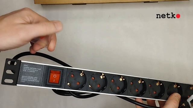 58654 Блок розеток 19", 16А, 8 розеток, шнур 2м, выключатель, корпус алюминий, чёрный/серебряный смотреть онлайн