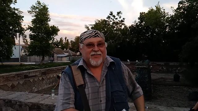 Уборка от мусора фонтана в Тирасполе за гостиницей Аист смотреть онлайн