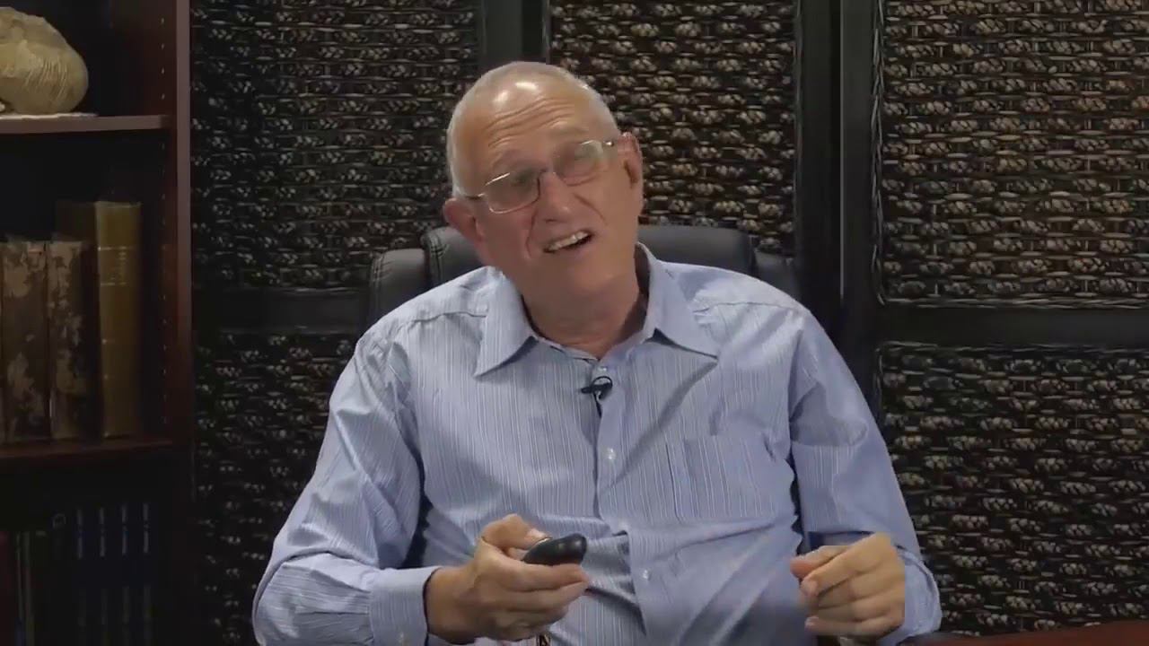 ТРАМП ПРЕКЛОНЯЕТ КОЛЕНИ В КАТОЛИЧЕСКОЙ СВЯТЫНЕ смотреть онлайн