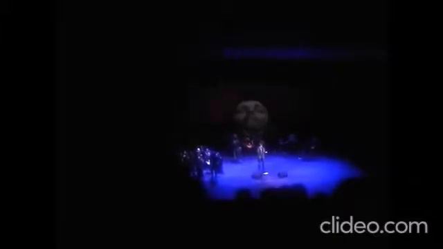 2018 03 19 Эндрю Дональдс раздаёт автограф поёт.г.БАРНАУЛ