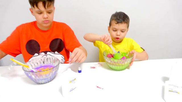 Егорка и Ярик хотят одну и ту же слизь смотреть онлайн