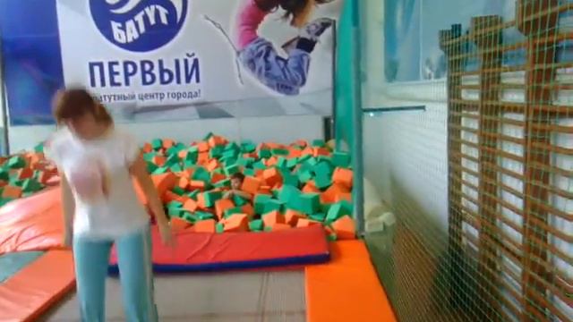 Путешественница Яна - Батут смотреть онлайн