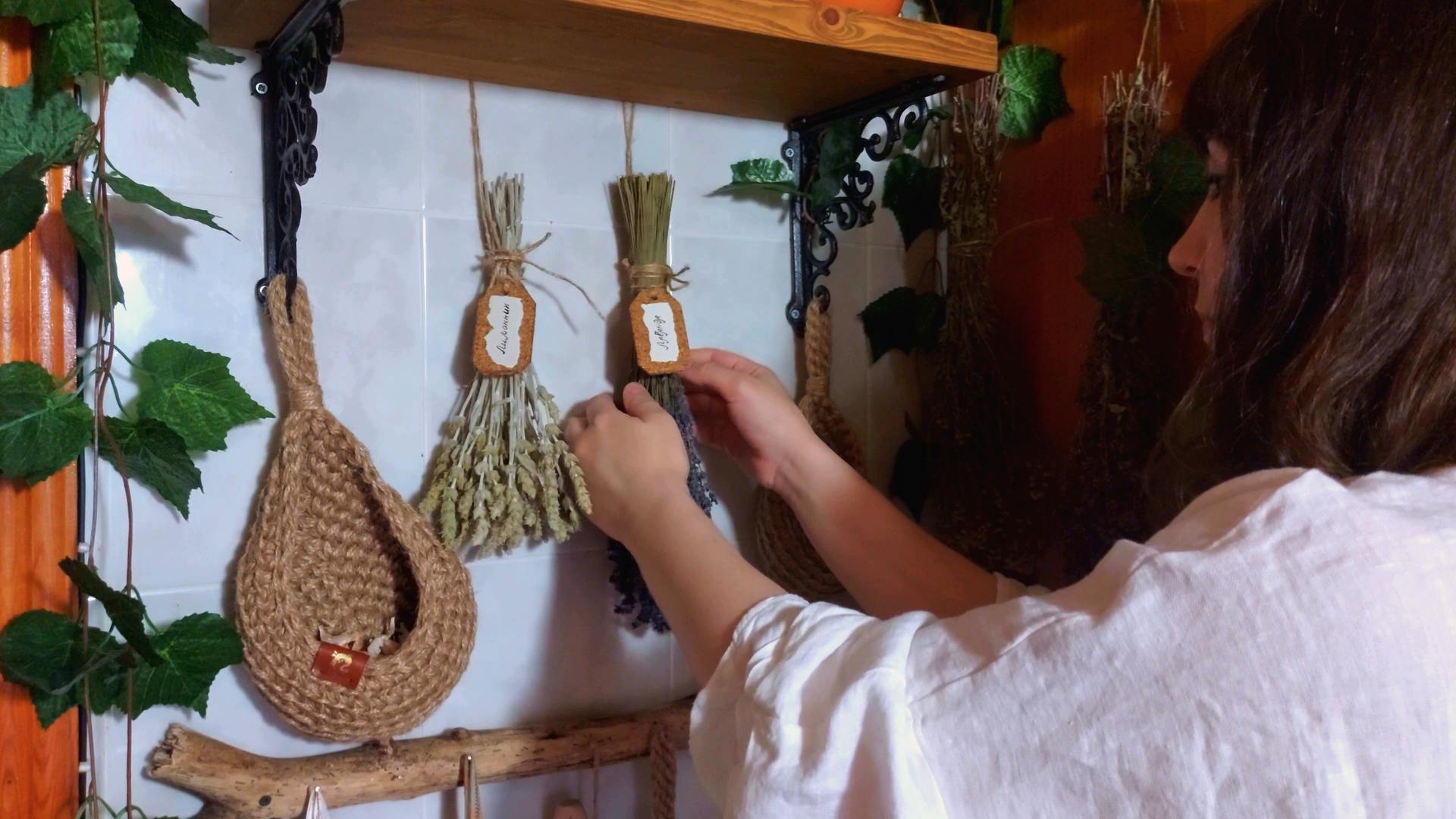 Бирки и китайская лапша с овощами.  Субтитры по желанию.