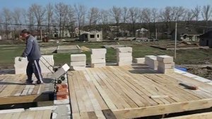 Подъем блоков АЭРОБЕЛ тельфером (лебедкой) на второй этаж.