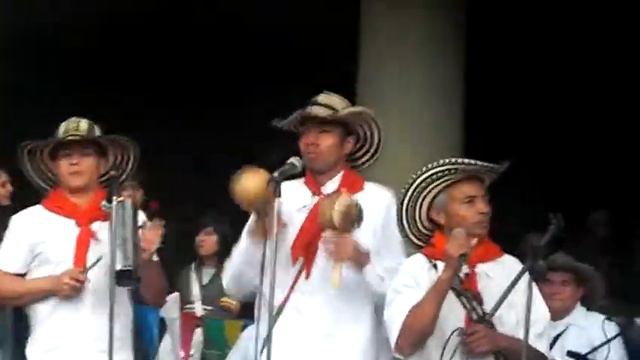 Carmelo Torres con los Gaiteros de San Jacinto - Tierra de Poetas смотреть онлайн
