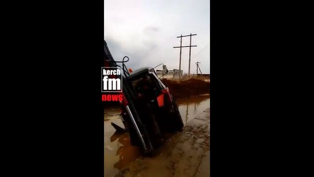 Легковушка и трактор провалилиьс в яму в Керчи смотреть онлайн