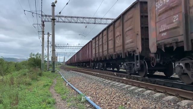 Электровозы 2ЭС5К-055+2ЭС5К-047+3ЭС5К-409 с грузовым поездом смотреть онлайн