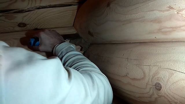 Конопатка сруба. ?Продувают бревна.?️ Конопачу углы. Строительство деревянного дома своими руками.? смотреть онлайн