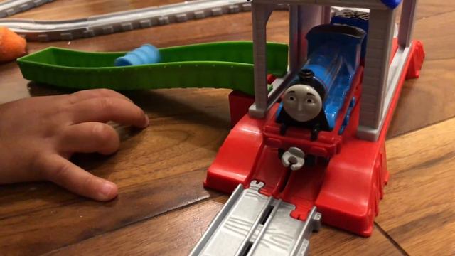 Играем с Томас и Друзья The boy is playing with Thomas & Friends смотреть онлайн