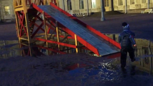 На мокрой горке тоже весело!... Гатчина, Дворцовая площадь. 31.12.2016, 16:26 смотреть онлайн